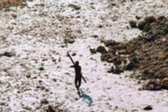 Những người địa phương và du khách đi qua hòn đảo đều bị tấn công bằng cung tên. (Nguồn: BBC)