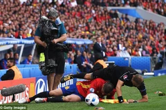 Morata quá ham bóng nên khiến trọng tài ngã sấp mặt.