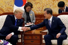 Tổng thống Hàn Quốc Moon Jae-in và người đồng cấp Mỹ Donald Trump. (Nguồn: Reuters)