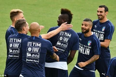 Các cầu thủ Italy trước trận gặp Ba Lan. (Nguồn: EPA)