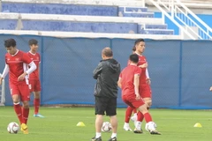 Tuyển Việt Nam tập trên sân Humaid Al Tayer. (Ảnh: Hoàng Linh/TTXVN)