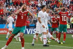 Maroc (áo đỏ) là 1 trong 3 đội tuyển đã bị loại khỏi World Cup 2018. (Nguồn: Reuters)