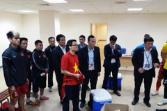 Phó Thủ tướng Vũ Đức Đam động viên đội tuyển Việt Nam. (Nguồn: VFF)