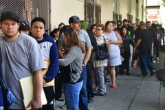 Người nhập cư xếp hàng bên ngoài một văn phòng tư vấn về quyền nhập cư tại Los Angeles, Mỹ. (Ảnh: AFP/TTXVN)