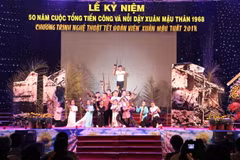 Tiết mục nghệ thuật tại chương trình lễ kỷ niệm. (Ảnh: Huỳnh Phúc Hậu/TTXVN)