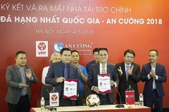 Các bên ký biên bản ghi nhớ nhà tài trợ chính Giải bóng đá hạng Nhất quốc gia 2018. (Ảnh: Trọng Đạt/TTXVN)