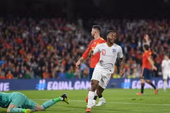 Sterling giúp Anh đánh bại Tây Ban Nha. (Nguồn: Daily Mail)