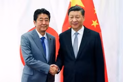 Thủ tướng Nhật Bản Shinzo Abe và Chủ tịch Trung Quốc Tập Cận Bình. (Nguồn: AP)