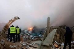  Lực lượng cứu hộ làm nhiệm vụ tại hiện trường vụ rơi máy bay. (Nguồn: THX/TTXVN)