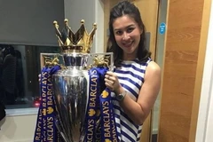 Cựu á hậu Thái Lan Nusara Suknamai nâng cúp vô địch Premier League của Leicester. (Nguồn: Mirror)