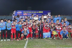 Đội Than Quảng Ninh nhận cúp vô địch. (Ảnh: Quốc Khánh/TTXVN)