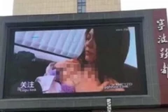 Chiếu nhâm phim khiêu dâm trên màn hình LED đăt ngoài trời. (Nguồn: shanghaiist.com)