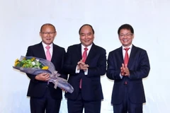 Thủ tướng Nguyễn Xuân Phúc chúc mừng Huấn luyện viên Park Hang-seo vừa giành chức vô địch AFF Suzuki Cup cùng đội tuyển Việt Nam . (Ảnh: Thống Nhất/TTXVN)