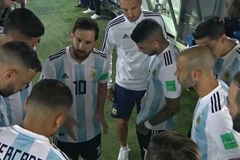 Messi là người đã chỉ đạo đồng đội trước khi hiệp 2 bắt đầu.