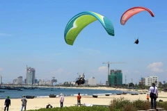 Cuộc thi dù lượn ở Đà Nẵng. (Ảnh: Trần Lê Lâm/TTXVN)