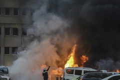 Lực lượng cứu hỏa làm nhiệm vụ tại hiện trường vụ nổ bom. (Nguồn: AP/TTXVN)