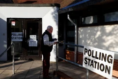 Cử tri Anh bỏ phiếu tại một địa điểm bầu cử ở Hampshire, phía tây London. (Nguồn: AFP/TTXVN)