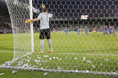 Donnarumma bị cổ động viên ném tiền giả. (Nguồn: mirror)