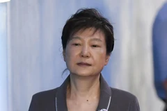 Cựu Tổng thống Hàn Quốc Park Geun-hye tới Tòa án trung tâm quận Seoul ngày 7/8/2017. (Ảnh: AFP/ TTXVN)