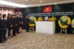 Cán bộ Tổng Lãnh sự quán Việt Nam tại Thượng Hải kính viếng Chủ tịch nước Trần Đại Quang. (Ảnh: TTXVN)