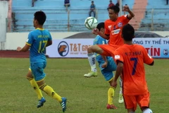 Pha tranh bóng giữa cầu thủ của SHB Đà Nẵng và Khánh Hòa. (Ảnh: Trần Lê Lâm/TTXVN)