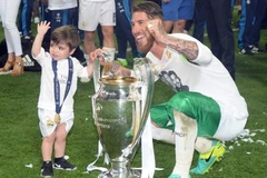 Ramos ăn mừng chức vô địch Champions League cùng con trai. (Nguồn: AFP/Getty Images)