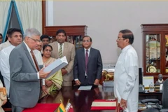Ông Ranil Wickremesinghe (trái) tuyên thệ nhậm chức. (Nguồn: newsfirst.lk)