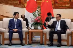 Thủ tướng Trung Quốc Lý Khắc Cường và người đồng cấp Nhật Bản Shinzo Abe. (Nguồn: Reuters)