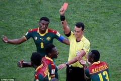 Trọng tài rút thẻ đỏ Mabouka sau hai lần rút nhầm thẻ sau khi xem lại video. (Nguồn: Getty Images)