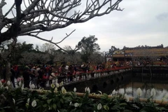 Du khách tham quan Đại Nội Huế. (Ảnh: Quốc Việt​/TTXVN)