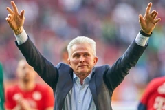 Jupp cố kìm những giọt nước mắt khi ra chào những người hâm mộ. (Ảnh: Imago)