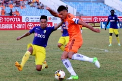 SHB Đà Nặng (áo cam) bị Hà Nội cầm hòa trên sân nhà. (Ảnh: Trần Lê Lâm/TTXVN)