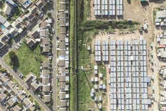 Sự khác biệt giữa khu Strand và Nomzamo ở Cape Town, Nam Phi. (Ảnh: Johnny Miller/​Businessinsider)