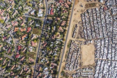 Hình ảnh rõ nét về sự phân biệt giữa khu người giàu và khu người nghèo ở Nam Phi. (Ảnh: Johnny Miller/Businessinsider)