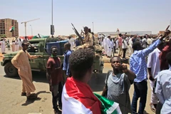 Người biểu tình tập trung bên ngoài trụ sở quân đội ở Khartoum, Sudan, hôm 3/5. (Ảnh: AFP/TTXVN)