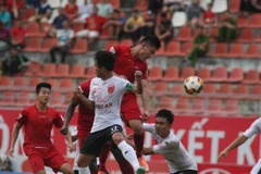 Hải Phòng (áo đỏ) ngược dòng đánh bại Long An. (Nguồn: Tuoitre)