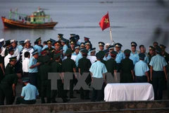 Đồng đội đón thi thể phi công Trần Quang Khải. (Ảnh: Thanh Tùng/TTXVN)