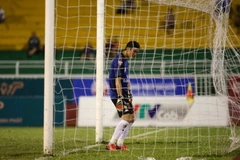 Hành động phản cảm của thủ môn Minh Nhựt trên sân Thống Nhất.