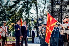 Thủ tướng Macedonia Zoran Zaev (thứ 2, trái) tại lễ đón Bộ trưởng Quốc phòng Mỹ James Mattis. (Ảnh: AFP/TTXVN)