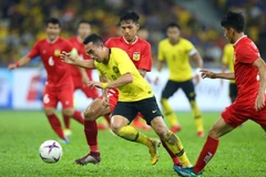 Norshahrul Talaha (áo vàng) lập cú đúp trong trận thắng Lào. (Nguồn: foxsportsasia)