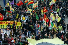 Biểu tình giương cao những biểu tượng của các phiến quân người Kurd ở Frankfurt. (Nguồn: ndtv.com)