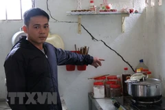 Người dân tố hoạt động nổ mìn là nguyên nhân làm vách nhà nứt toác. (Ảnh: Hưng Thịnh/TTXVN)