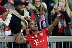 Douglas Costa ăn mừng độc đáo sau khi ghi bàn. (Nguồn: Getty Images)