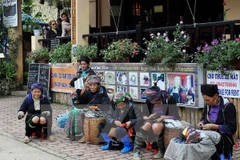 Thêu thổ cẩm ở Sa Pa. (Ảnh: Thanh Hà/TTXVN)