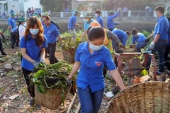 Đoàn viên thanh niên thu gom rác thải ở Thành phố Hồ Chí Minh. (Ảnh: An Hiếu/TTXVN)