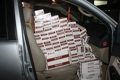 Bắt giữ 1 vụ vận chuyển thuốc lá lậu. (Ảnh: Huyền Trang/TTXVN)