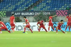 Đội tuyển Việt Nam tập luyện làm quen mặt sân vận động Thuwuna. (Ảnh: Trọng Đạt/TTXVN)