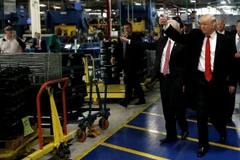 Tổng thống Mỹ Trump tham quan một nhà máy của Carrier ở Indianapolis, Indiana (Nguồn: Reuters)