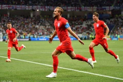 Kane sắm vai người hùng giúp Anh thắng trận ra quân.