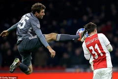 Mueller lĩnh thẻ đỏ trực tiếp sau pha phạm lỗi với cầu thủ Ajax. (Nguồn: Getty Images)